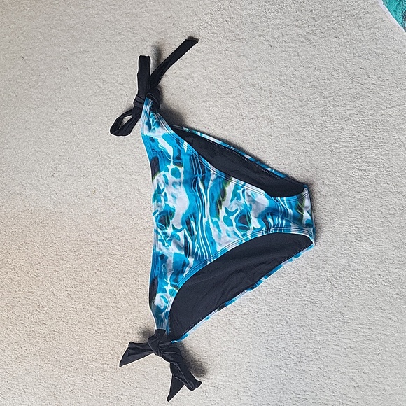 Amazon Rashguard with Bikini Tie Bottom 2XL - Picture 4 of 4